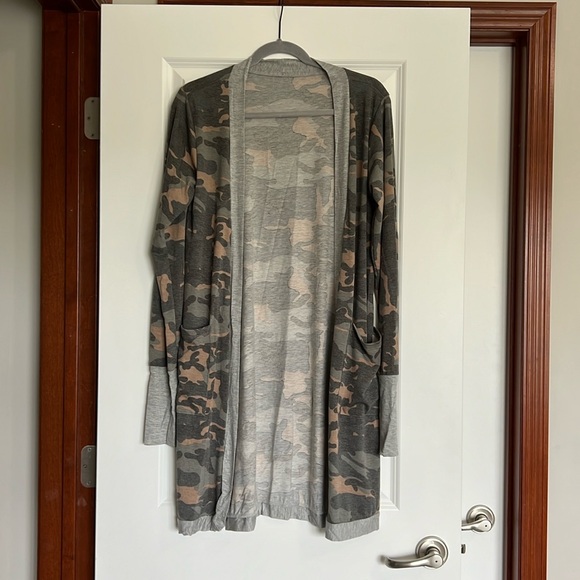 Magic Fit Women’s Camo Cardigan - Picture 1 of 5